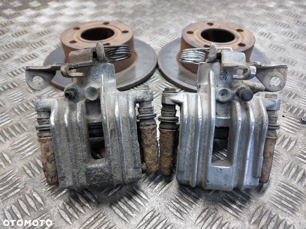 TARCZE HAMULCOWE TYŁ + ZACISKI VOLKSWAGEN PASSAT B5 FL - 2