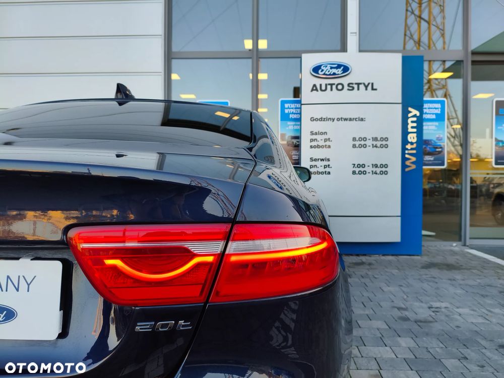 Jaguar XE 2.0 T Prestige - 35