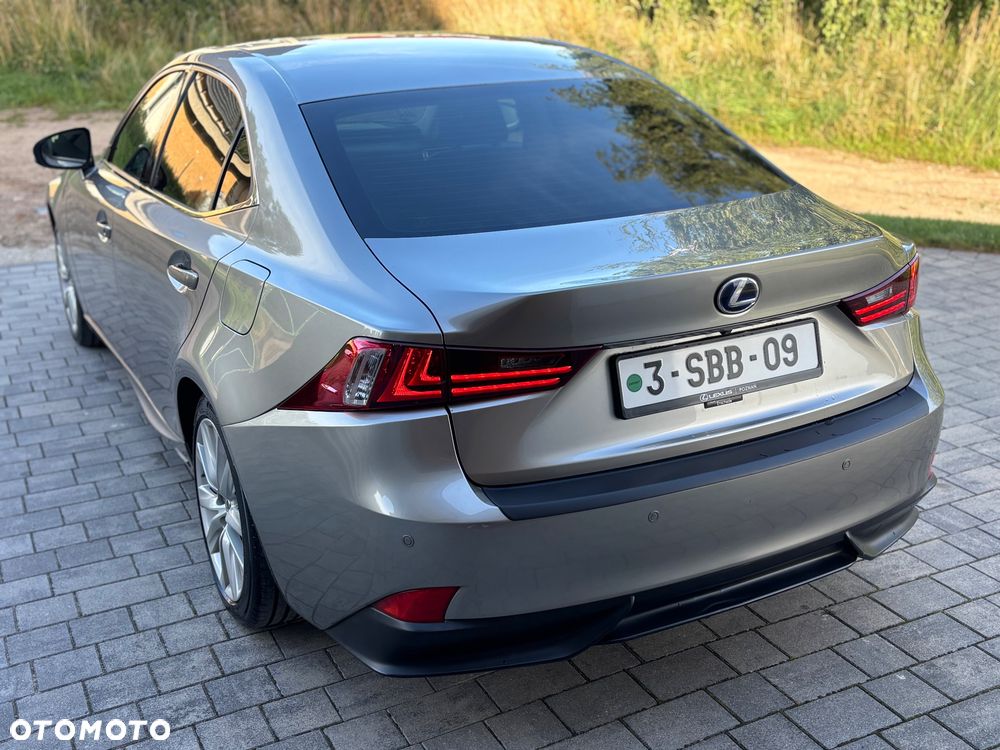 Lexus IS 300h Prestige - 8