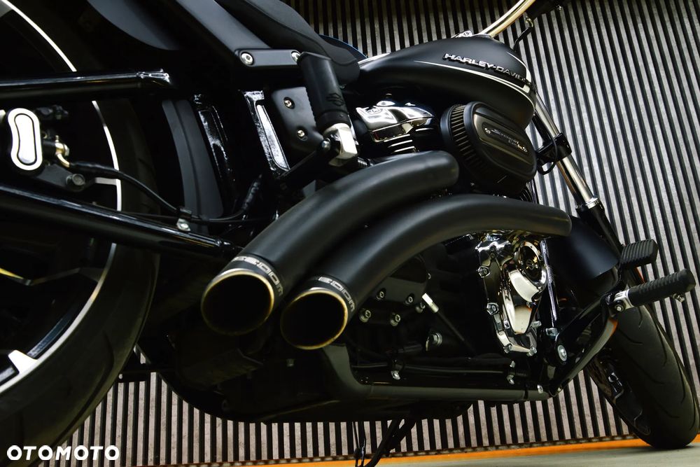 Harley-Davidson Softail Breakout - 18