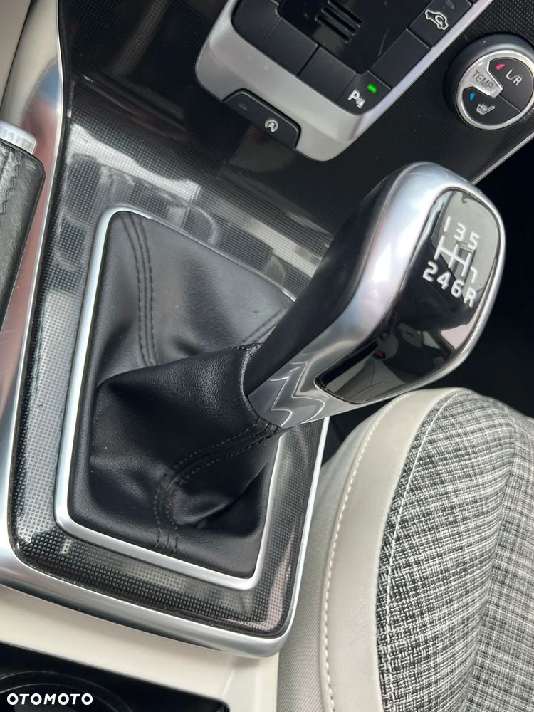 Volvo V40 Cross Country D3 Momentum - 11