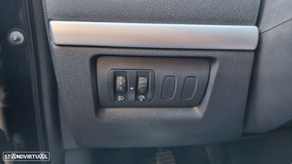 Renault Clio 1.2 16V Confort - 16