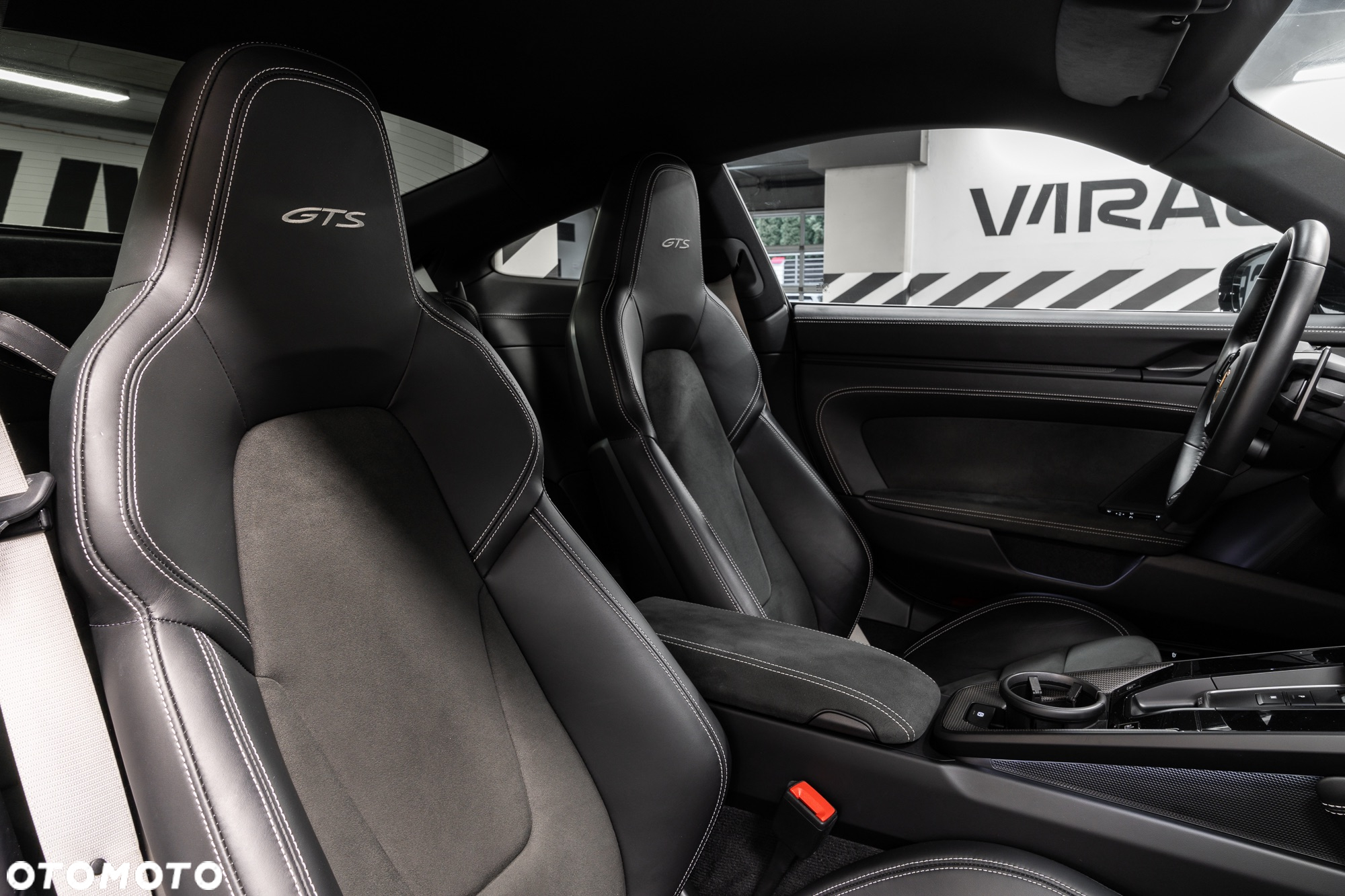 Porsche 911 Carrera 4 GTS - 30