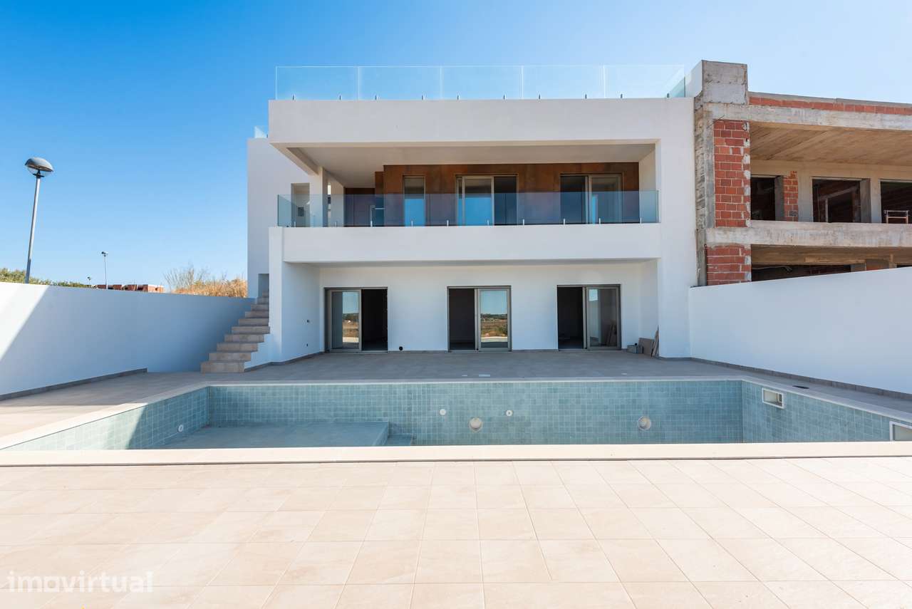 Moradia Nova T3 com piscina em Mexilhoeira Grande, Portimão