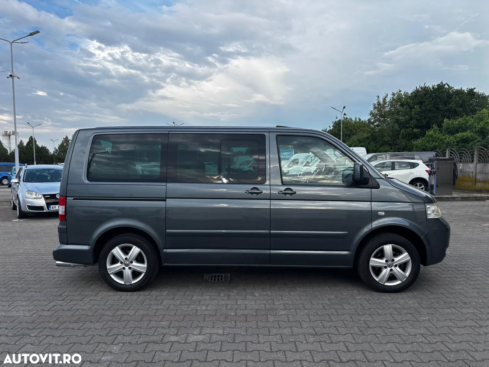Volkswagen Multivan - 24