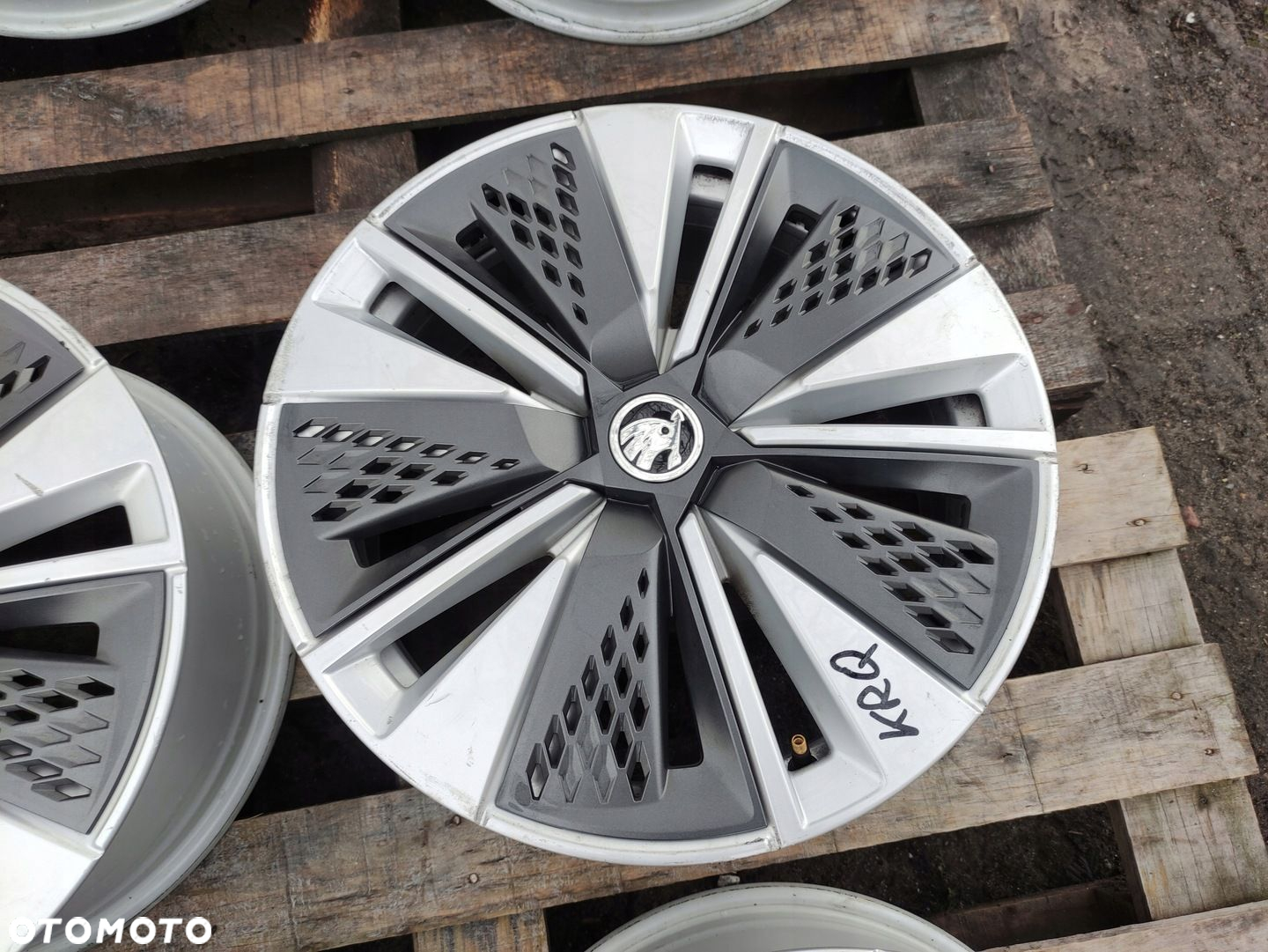SKODA KAROQ FELGI ALUMINIOWE 17 5x112 ET45 R17 17" 57A601025AA - 5
