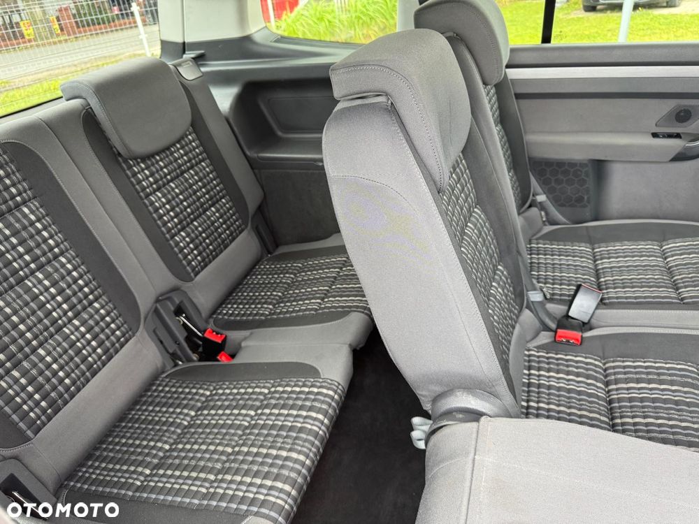 Volkswagen Touran - 17