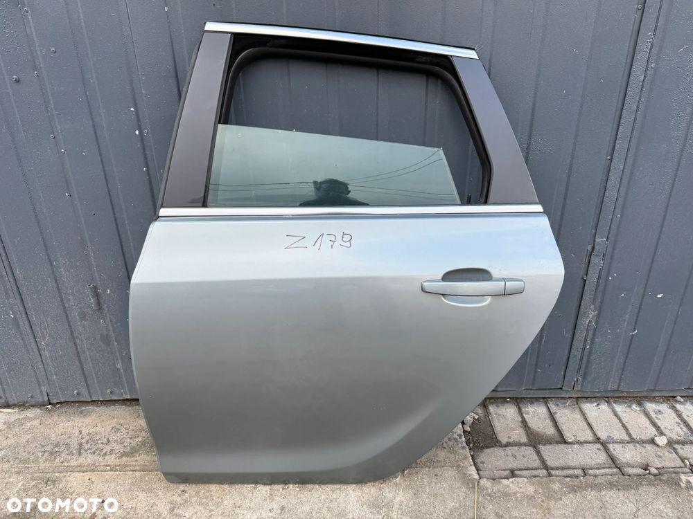 Opel Astra J IV KOMBI drzwi tylne tył lewe Z179