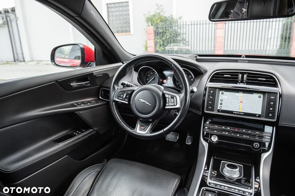 Jaguar XE - 30