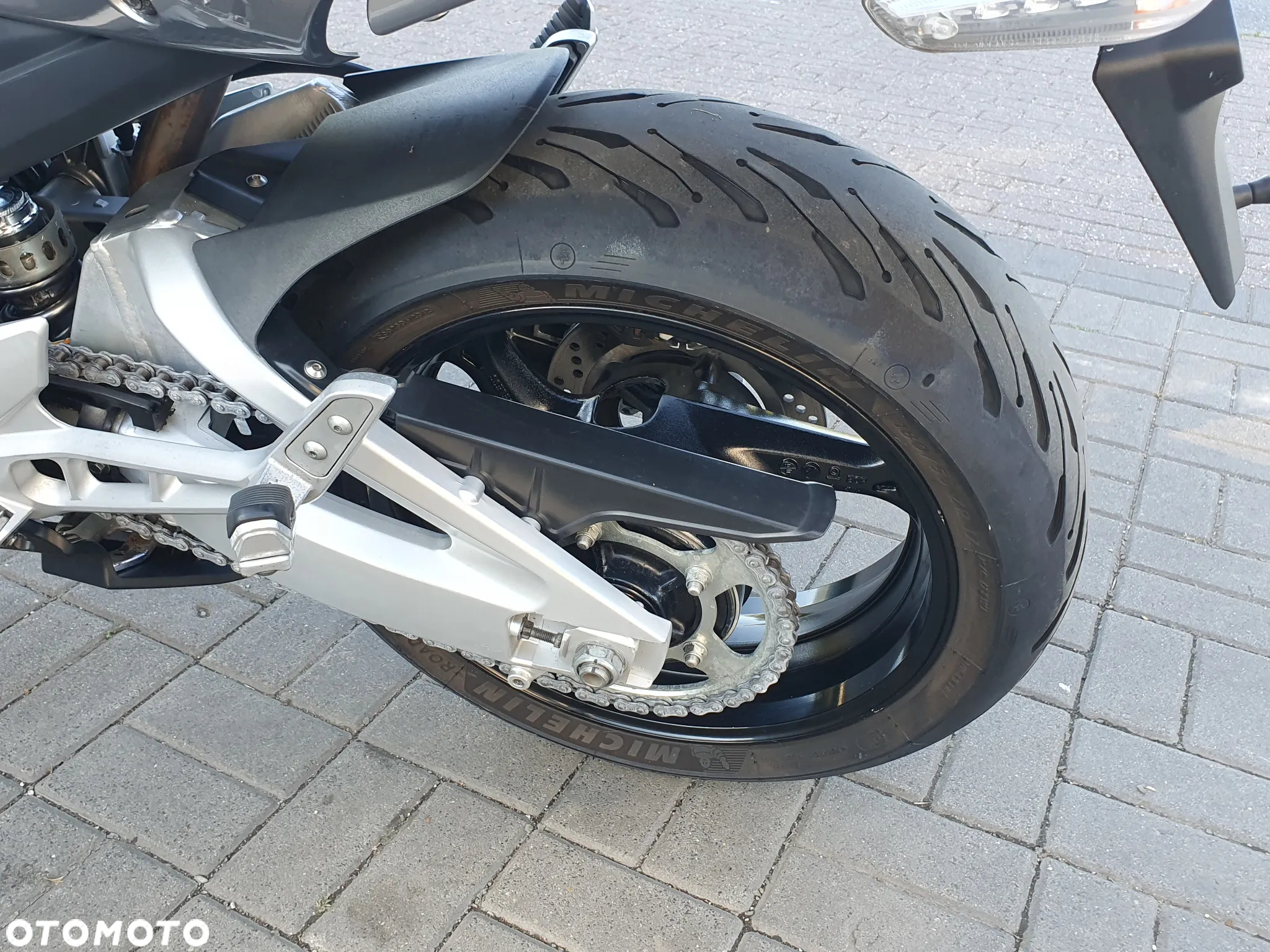 Suzuki GSR - 32