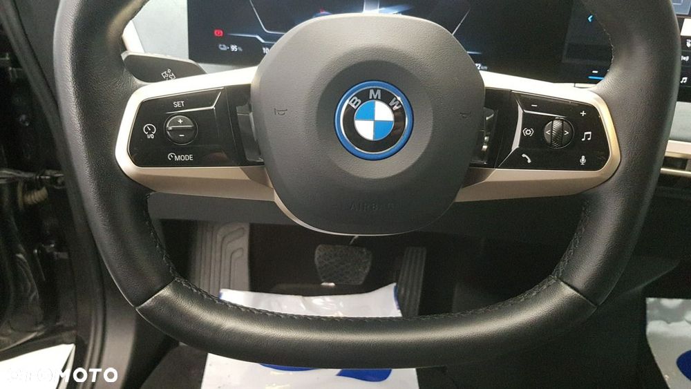 BMW iX - 24