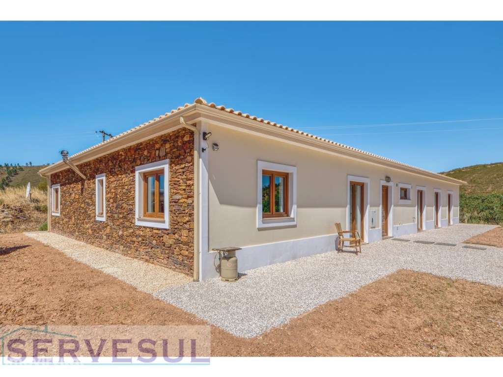 Espaçosa Moradia de 3 quartos, inserida em terreno com 17 hectares,... - Grande imagem: 2/28