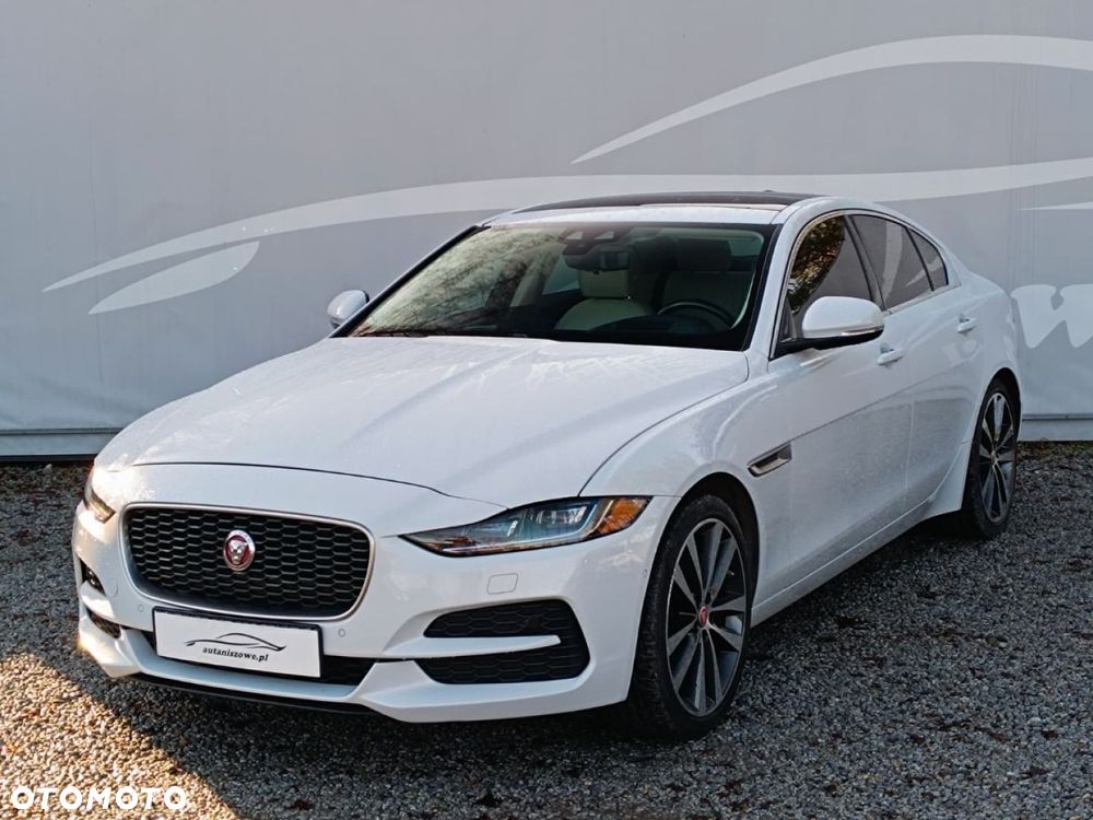 Jaguar XE - 1