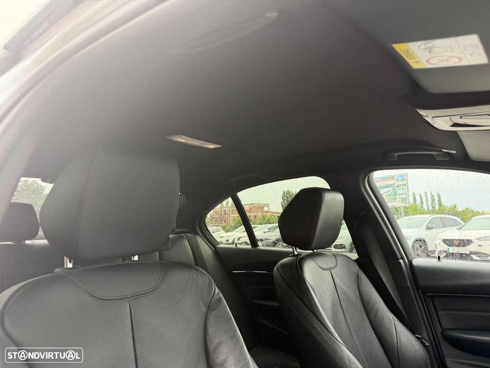 BMW 330 e iPerformance Pack M - 14