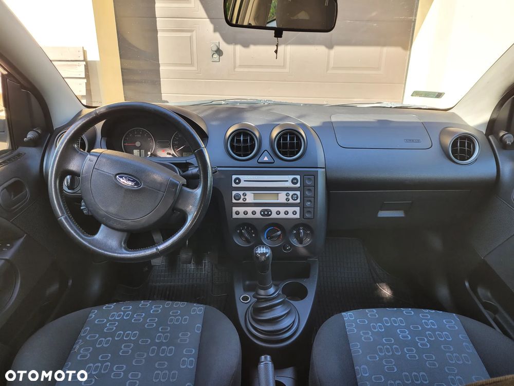 Ford Fiesta 2004 photo 5
