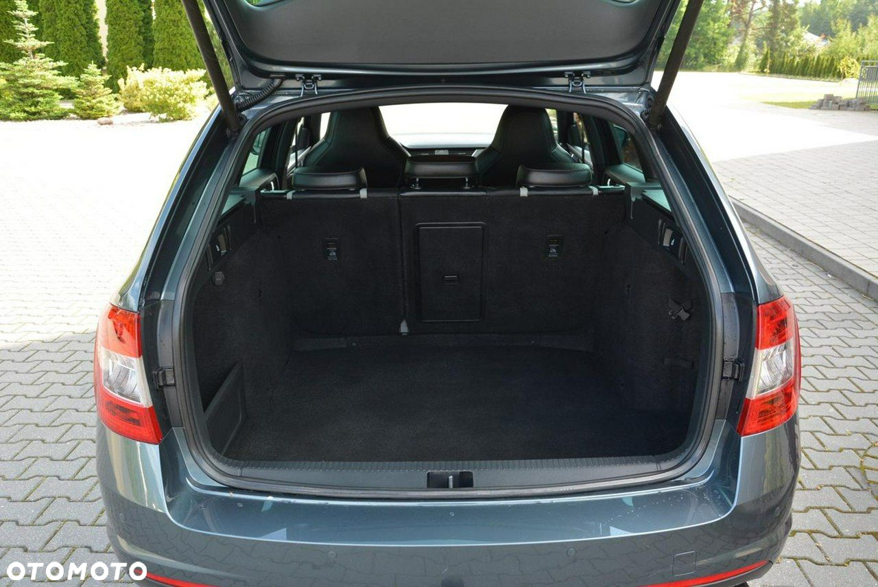 Skoda Octavia Combi 2.0 TDI DSG RS - 33