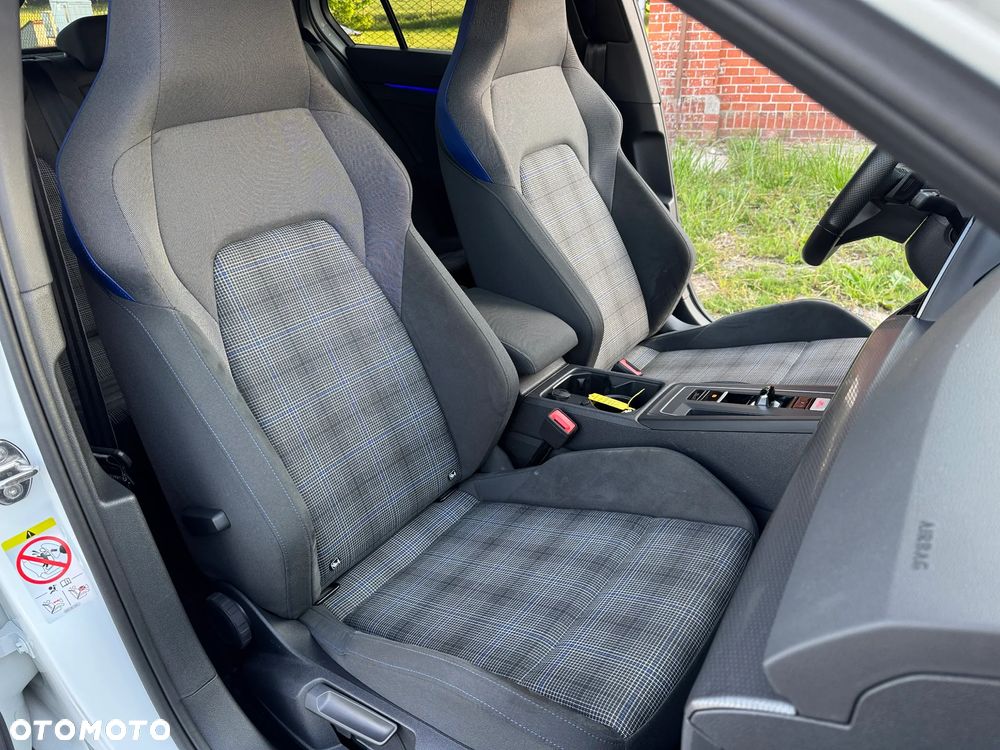 Volkswagen Golf ver-viii-1-4-tsi-plug--in-hybrid-style-dsg - 23