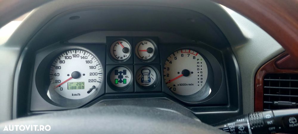 Mitsubishi Pajero - 25