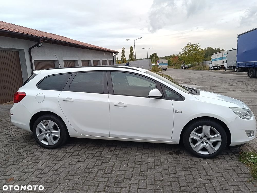 Opel Astra 2011 photo 2