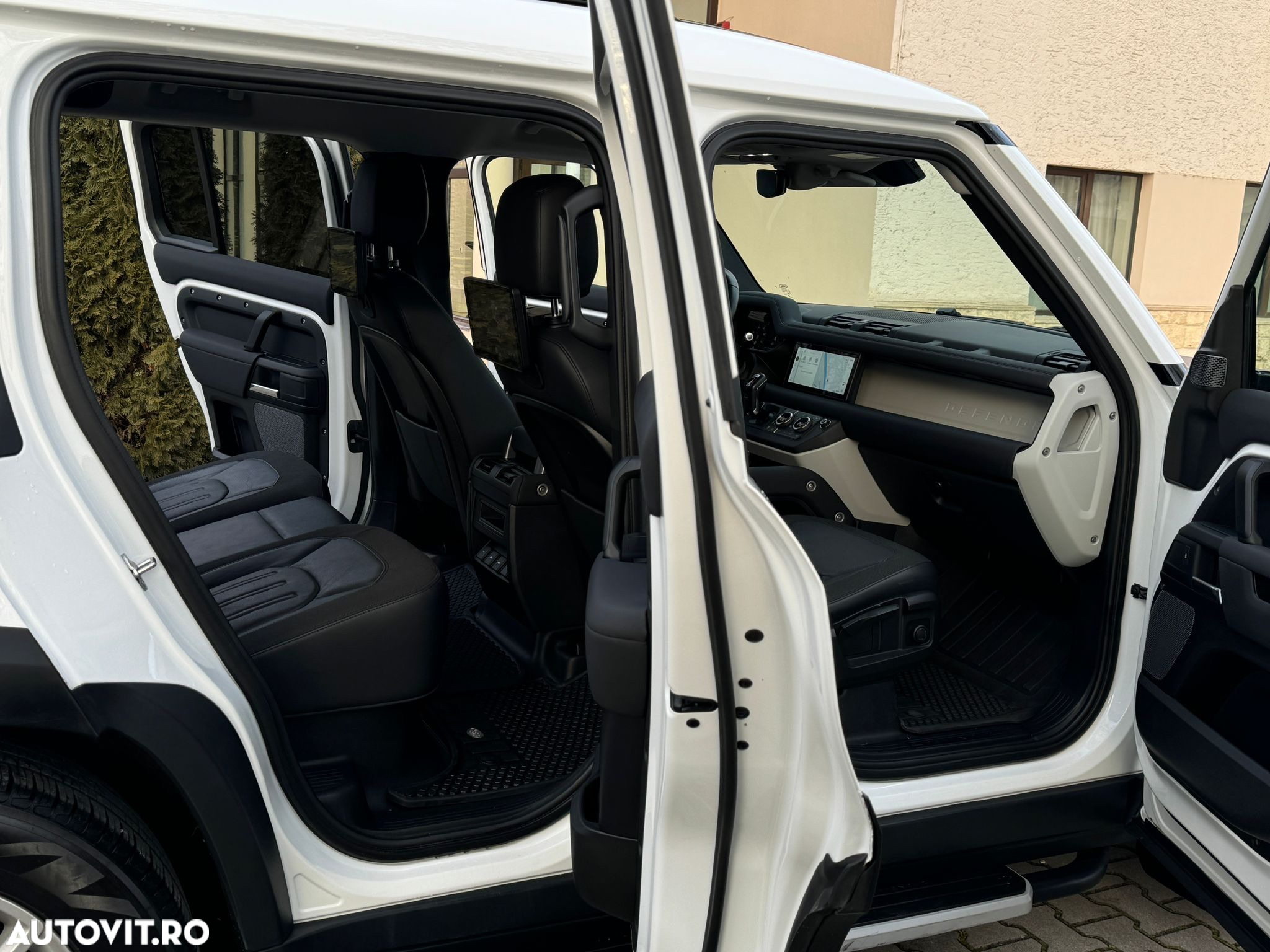 Land Rover Defender 110 2.0L D240 - 10