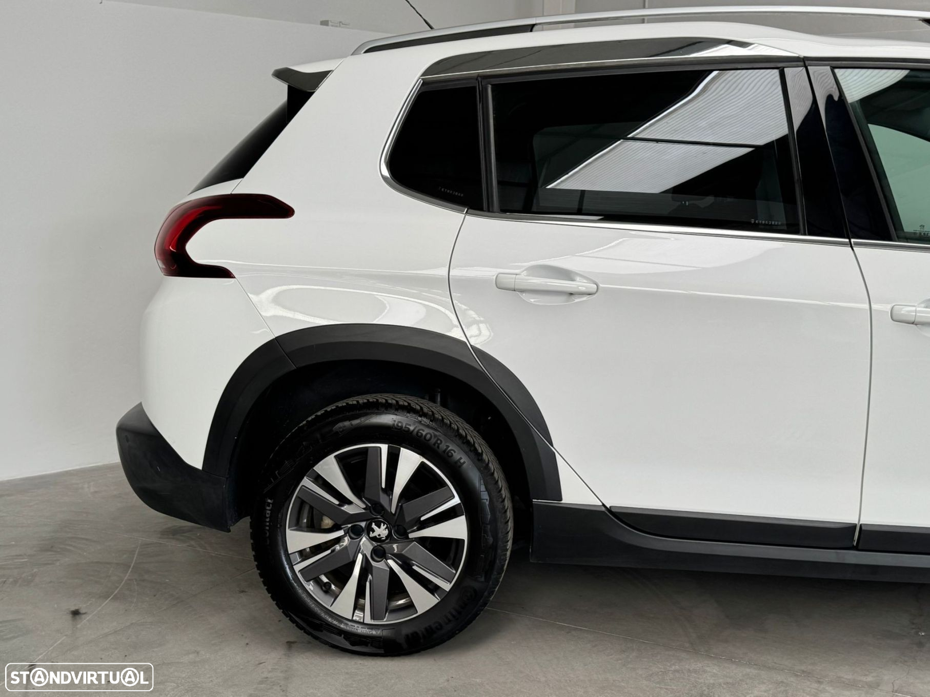 Peugeot 2008 1.2 PureTech Allure - 9