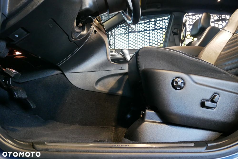 Jeep Grand Cherokee - 23