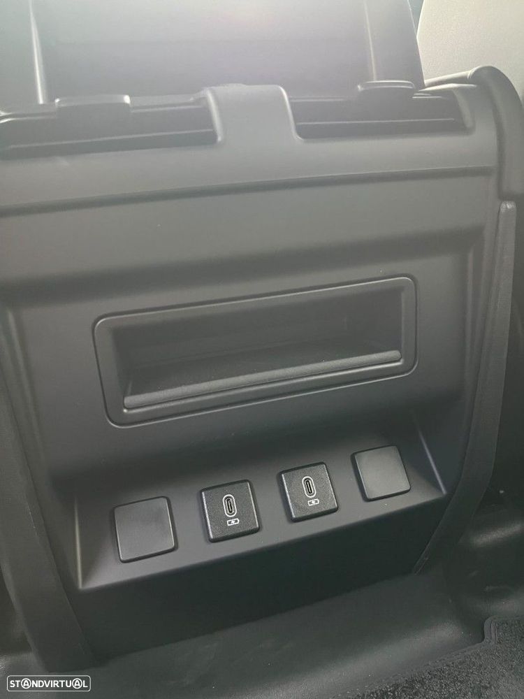 Land Rover Defender 2.0 P300e 110 AWD X-Dynamic SE - 35