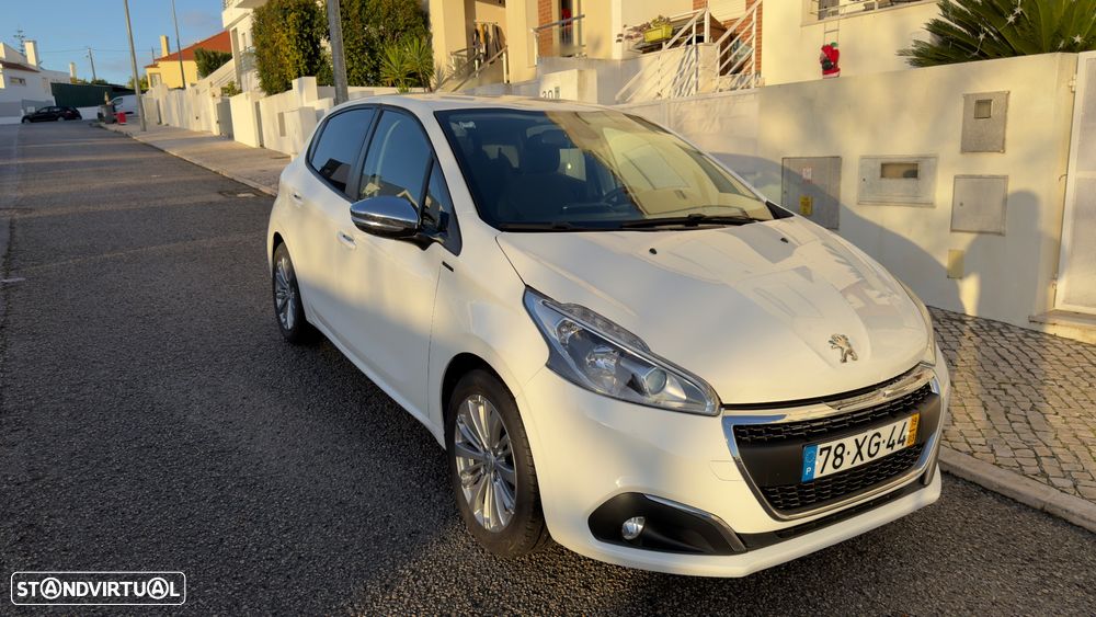 Peugeot 208 1.2 PureTech Signature - 1