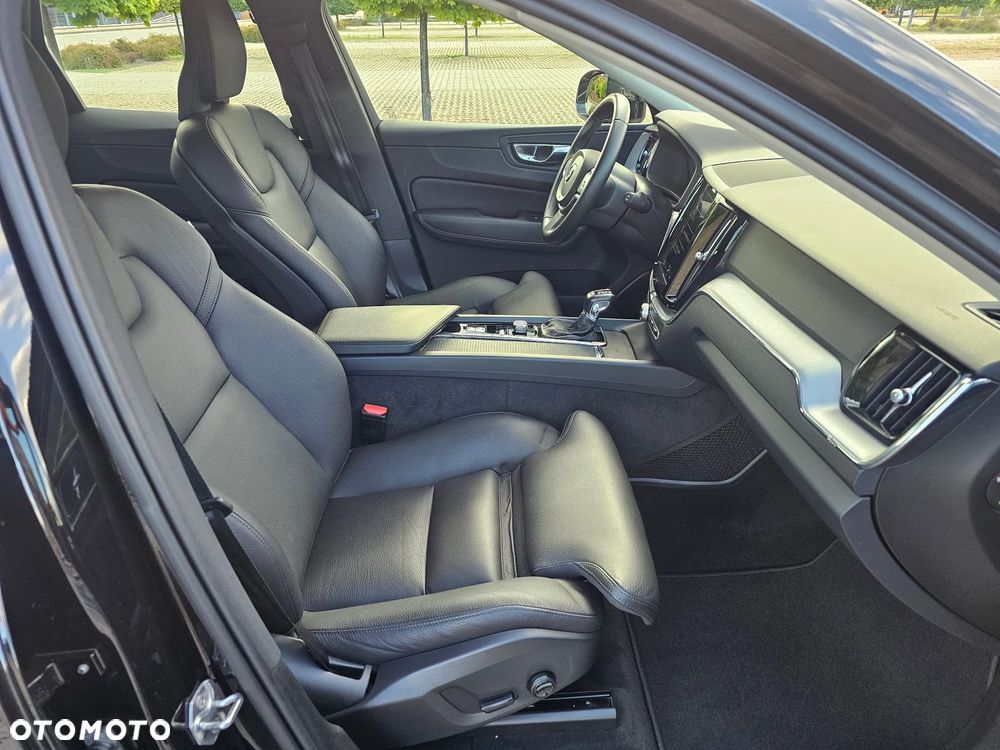 Volvo XC 60 D4 Momentum Pro - 25