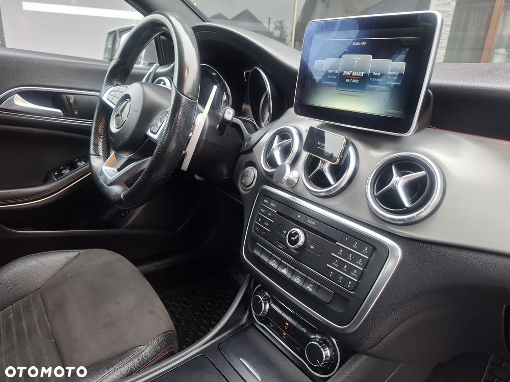 Mercedes-Benz CLA 180 7G-DCT Orange Art Edition - 16
