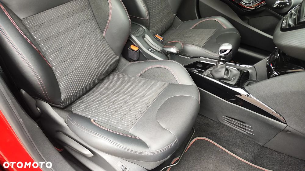 Peugeot 2008 1.2 PureTech GT Line S&S - 33