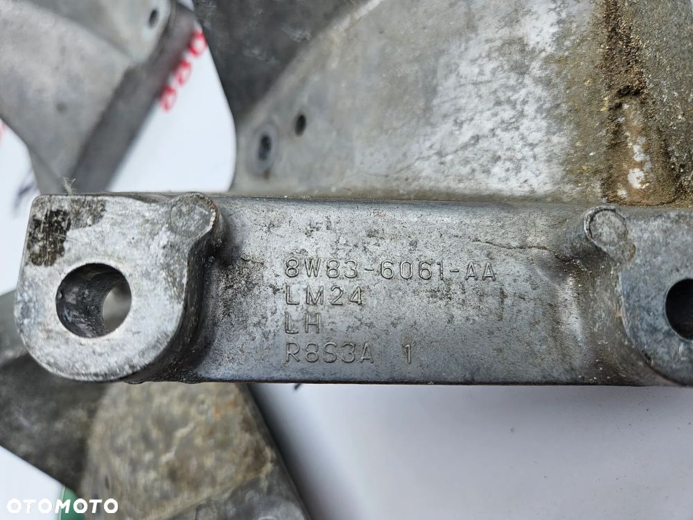 Jaguar XJ 351 3.0 SC 306PS 340 KM 5.0 508PN 385 KM 5.0 SC 510KM 508PS Łapa silnika prawa lewa Mocowanie silnika prawe lewe Stelaż Łapa 8W83-6037-AA 8W83-6037-AB 8W83-6061-AA - 3