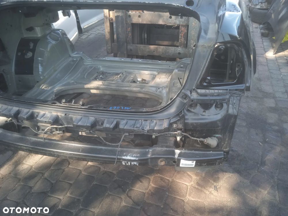 PAS TYLNY BMW 3 E90 SEDAN Z OKULARAMI CIĘTY NA BŁOTNIKACH Z WANNĄ - 3