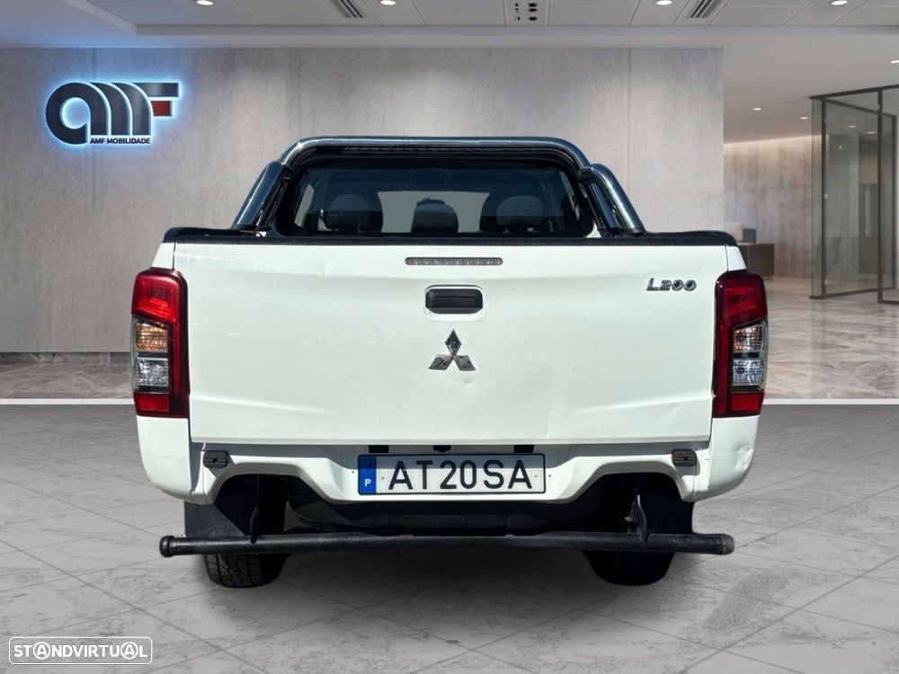 Mitsubishi L200 2.3 DI-D Space Cab Invite Strakar Look 4WD - 6