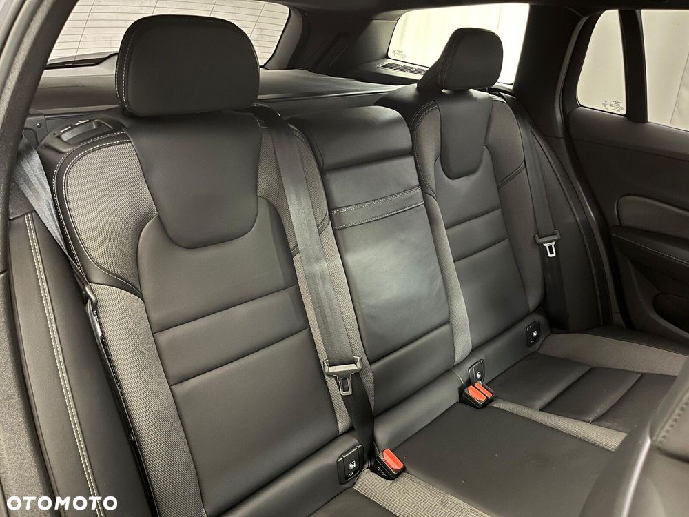 Volvo V60 B4 B R-Design - 33