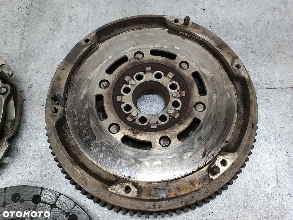 KOŁO DWUMASOWE KOMPLETNE TOYOTA AVENSIS II T25 323063410 2.0 D-4D - 2