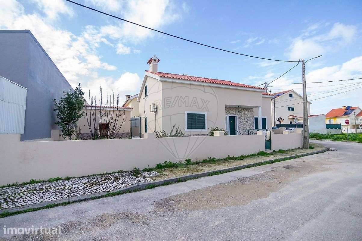 Moradia isolada T2+2 para venda na Quinta do Conde - Grande imagem: 4/49