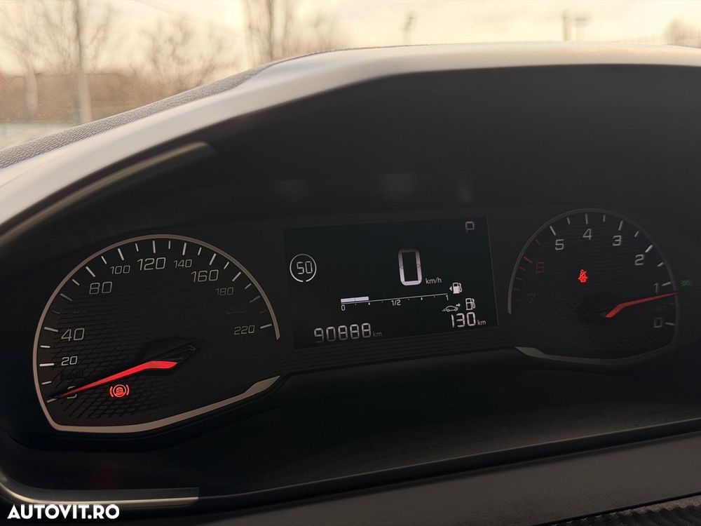 Peugeot 2008 1.2 L PureTech STT EAT8 Allure - 34