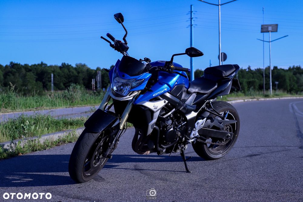 Suzuki GSR - 2