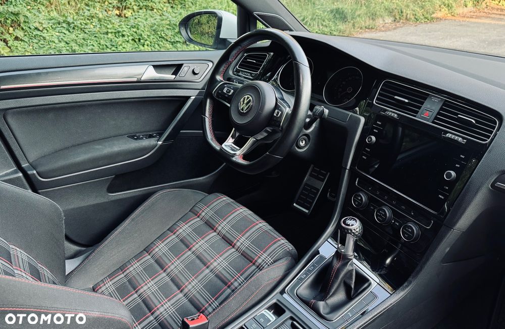 Volkswagen Golf GTI (BlueMotion Technology) - 14