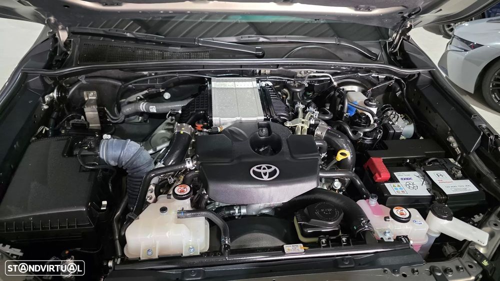 Toyota Hilux 2.8 D-4D 4WD GR Sport II - 28