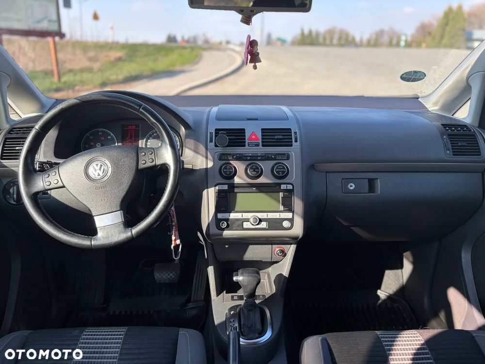 Volkswagen Touran 1.9 TDI Conceptline DSG - 11