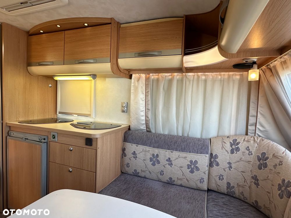 Adria ADORA 542 UT z napędem, nową markizą i dużą łazienką. - 12