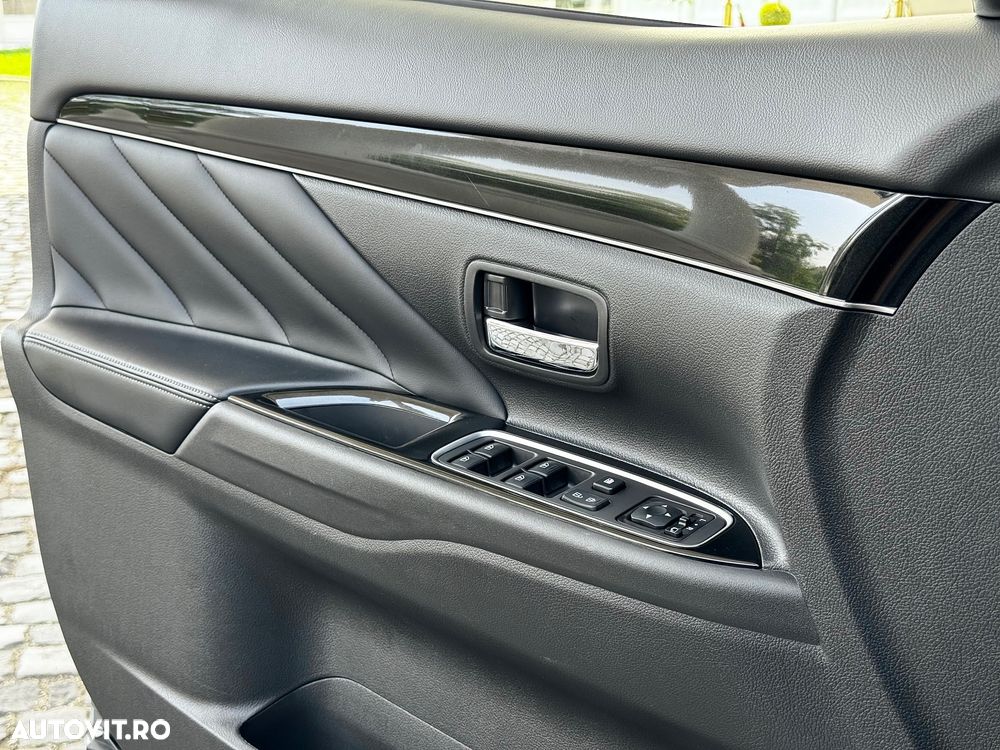 Mitsubishi Outlander 2.4 4WD Plug-In Hybrid Top - 12