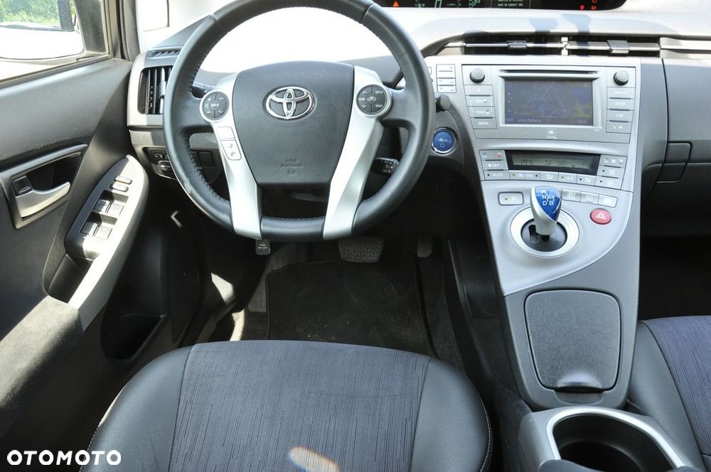 Toyota Prius (Hybrid) Executive - 13