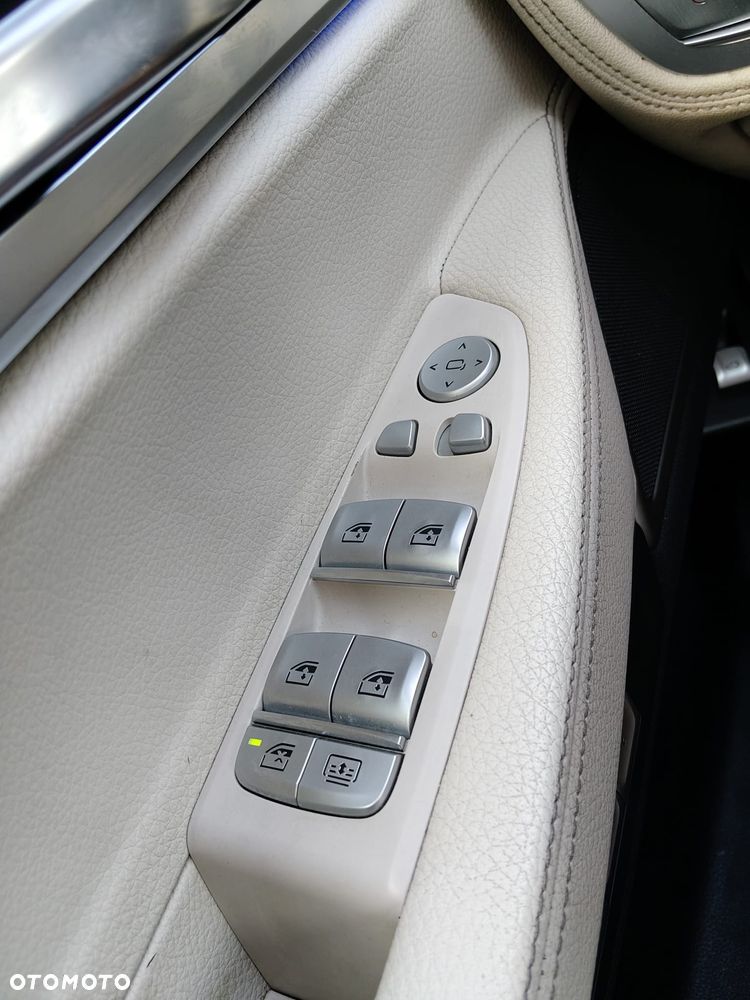 BMW Seria 7 740Li - 32
