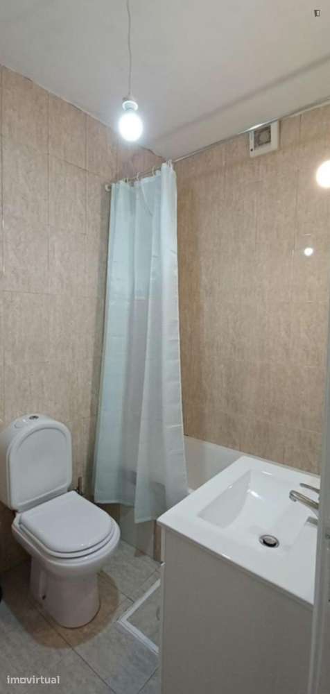 Quarto - localizado em Lordelo do Ouro Porto - Grande imagem: 5/7