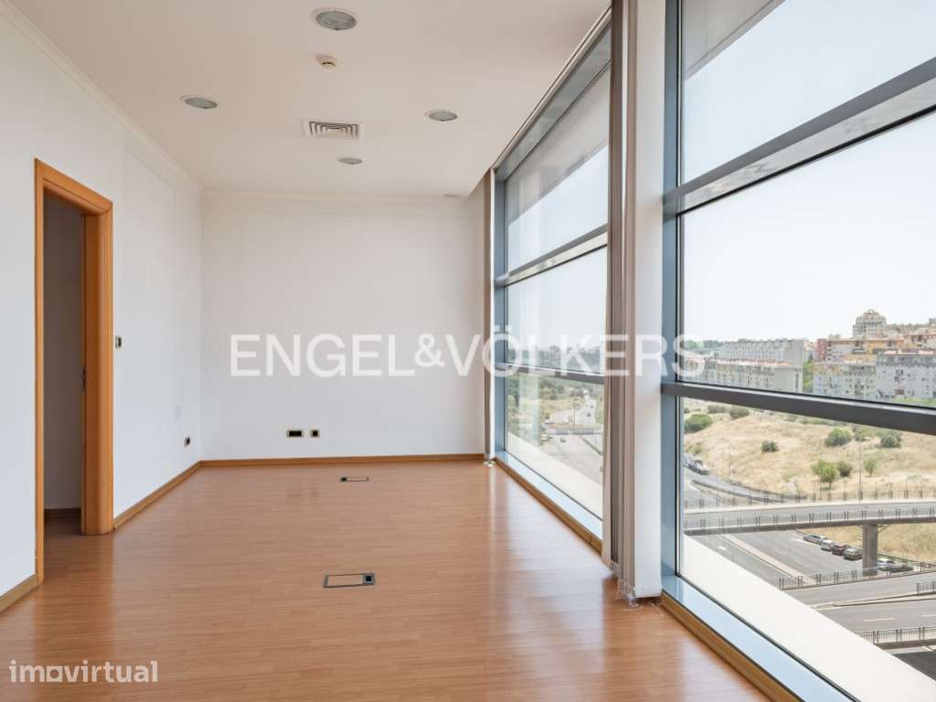 Espaço comercial com garagem em Marvila - Grande imagem: 2/27