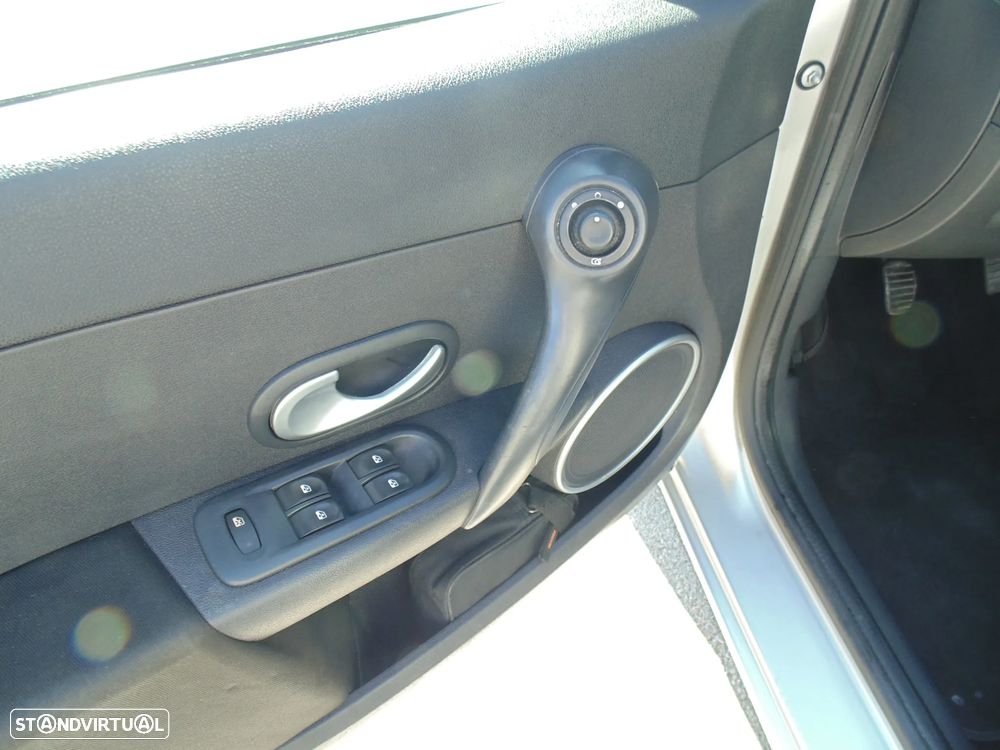 Renault Clio Break 1.2 16V Dynamique S - 21