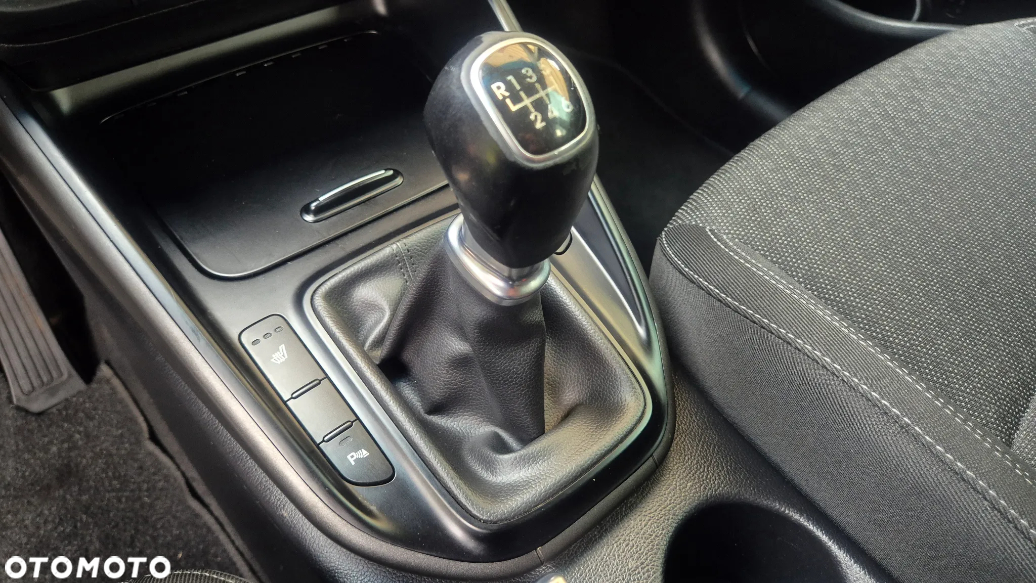 Kia Carens 1.6 GDI Dream Team Edition - 24